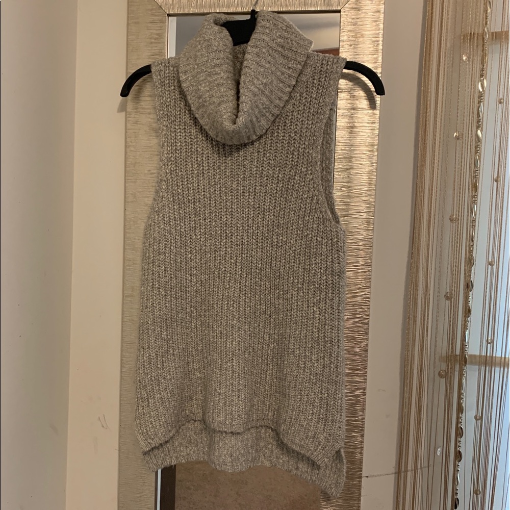 Turtle neck sleeveless sweater
